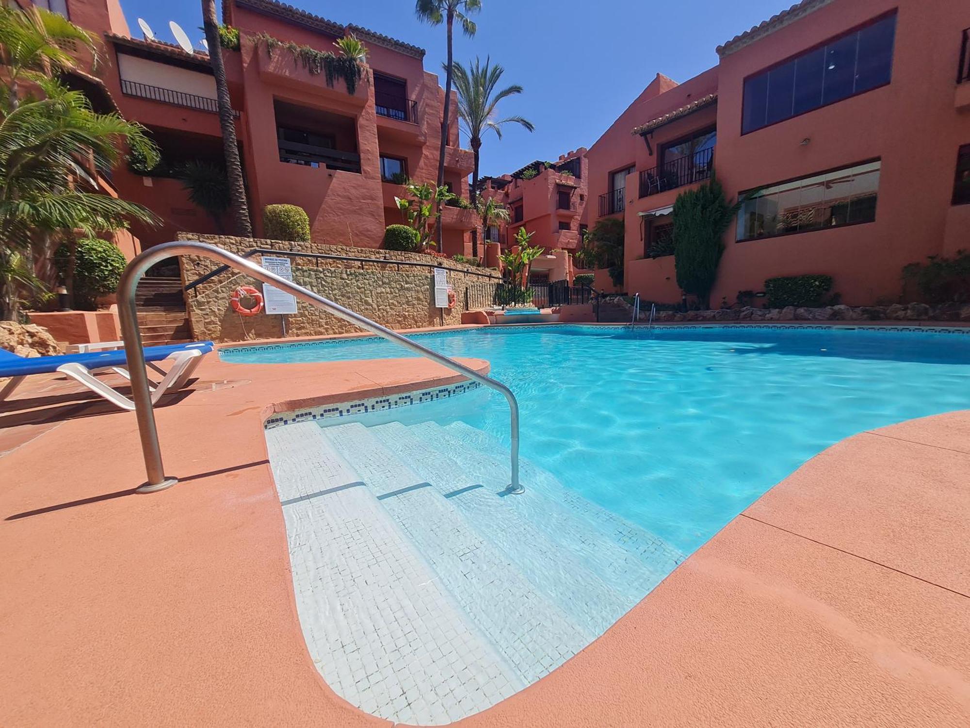 Luxury 2-Bed Apartment In Elviria W Pool Marbella Eksteriør billede